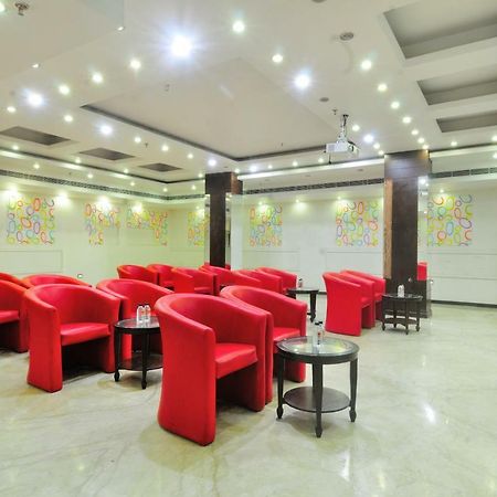 The Pearl Hotel New Delhi Buitenkant foto