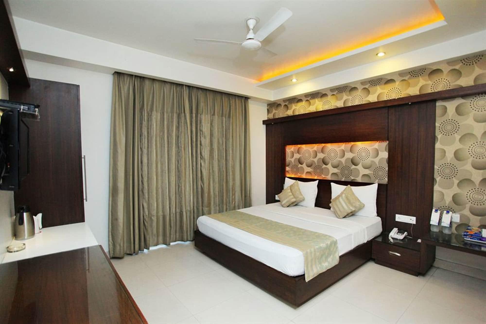 The Pearl Hotel New Delhi Buitenkant foto