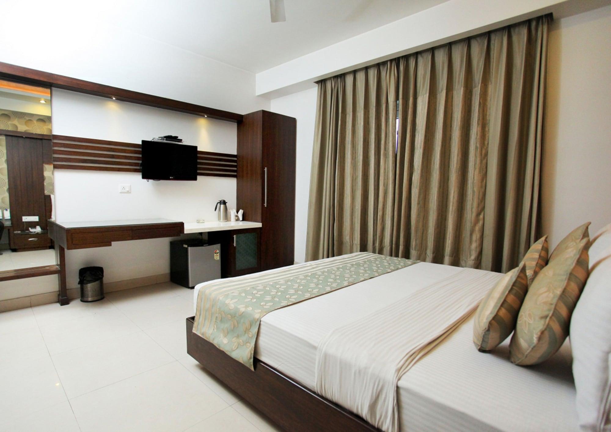 The Pearl Hotel New Delhi Buitenkant foto