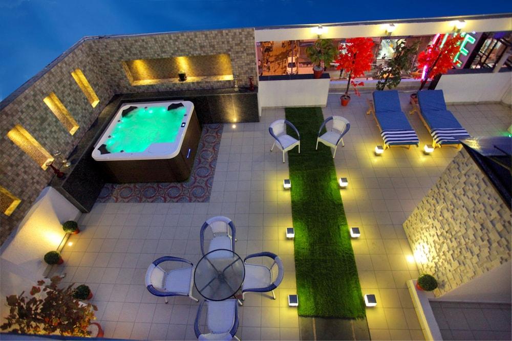 The Pearl Hotel New Delhi Buitenkant foto
