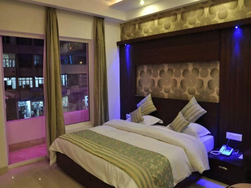 The Pearl Hotel New Delhi Buitenkant foto