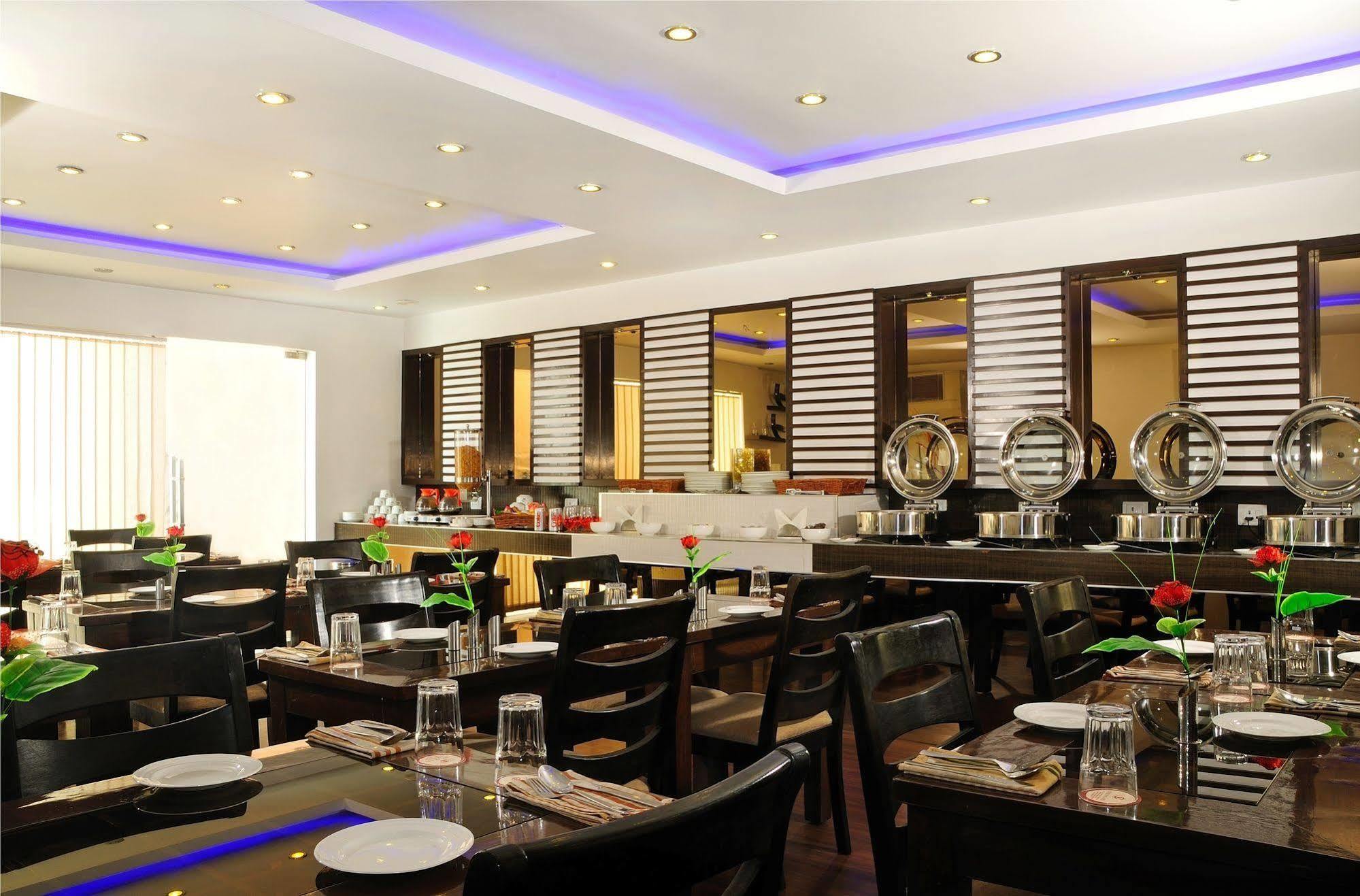 The Pearl Hotel New Delhi Buitenkant foto