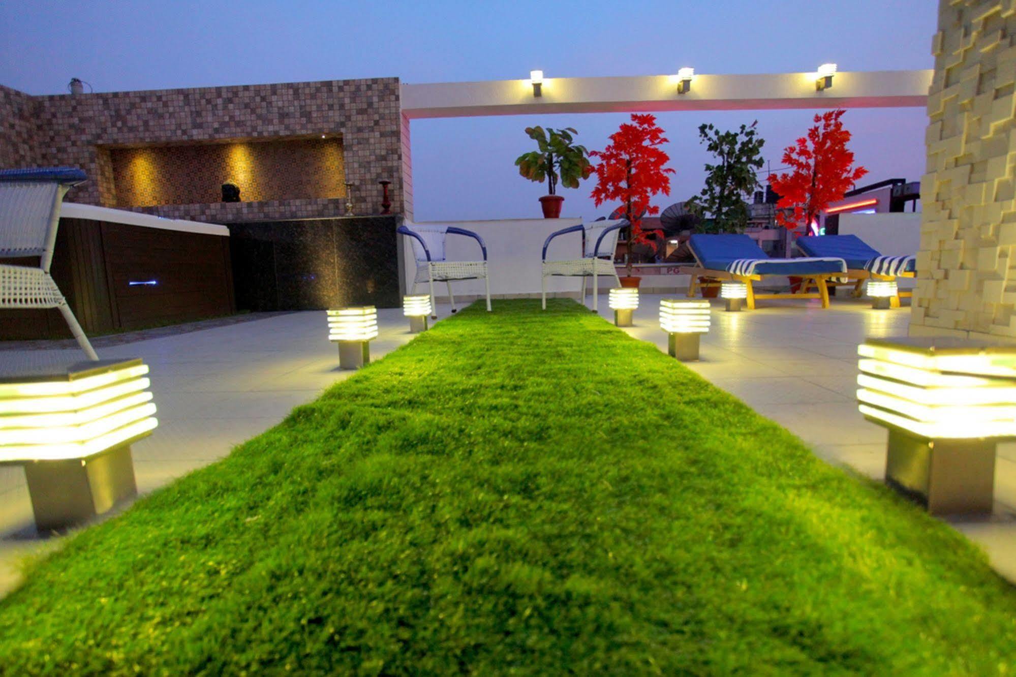 The Pearl Hotel New Delhi Buitenkant foto