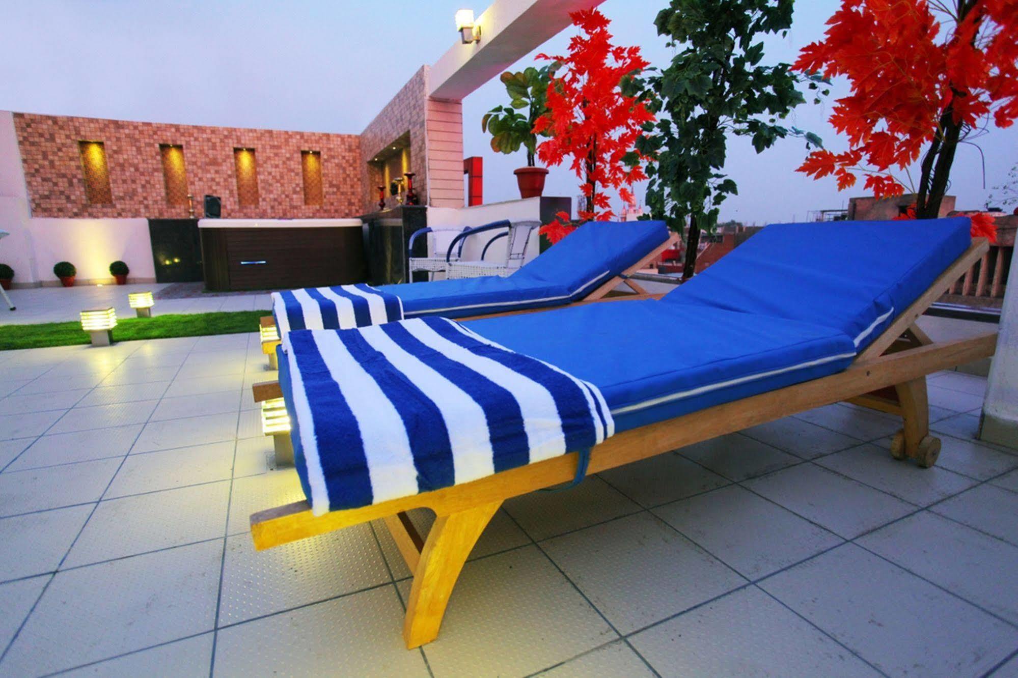 The Pearl Hotel New Delhi Buitenkant foto