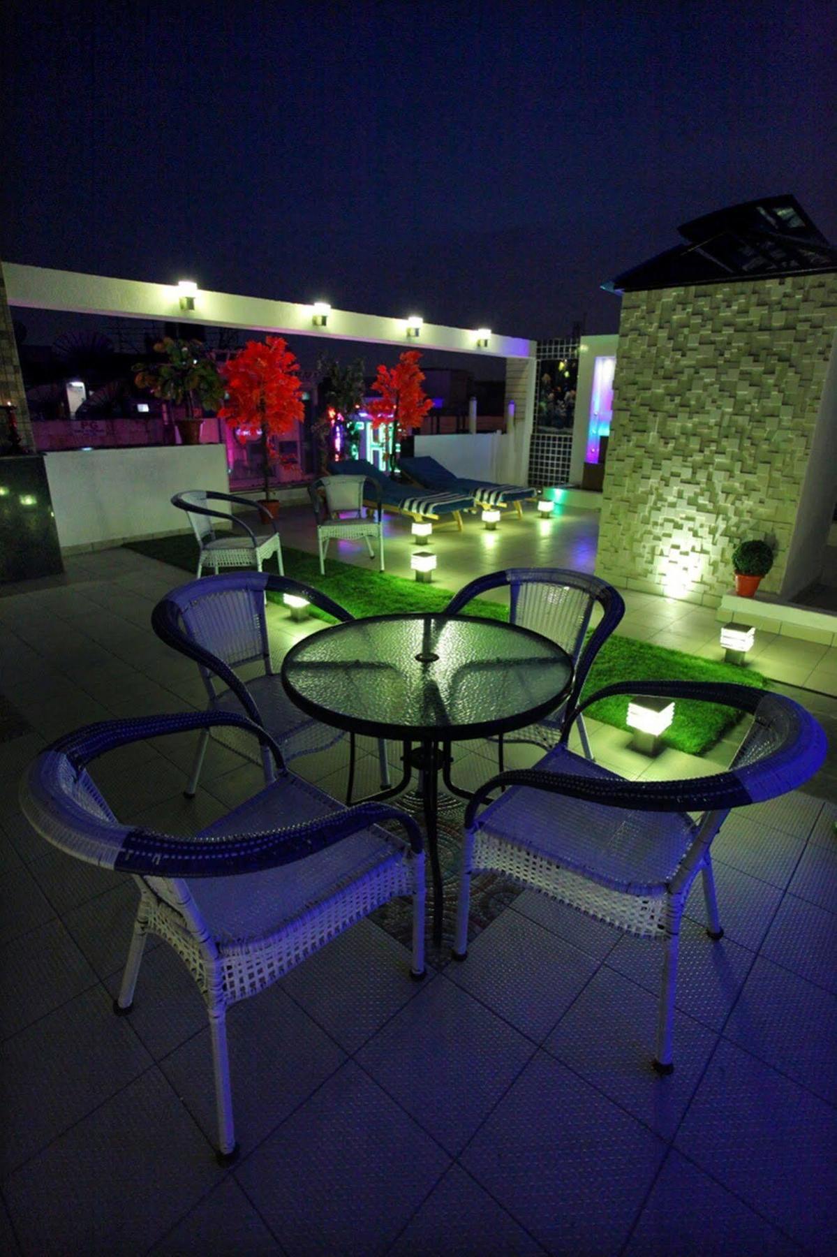 The Pearl Hotel New Delhi Buitenkant foto