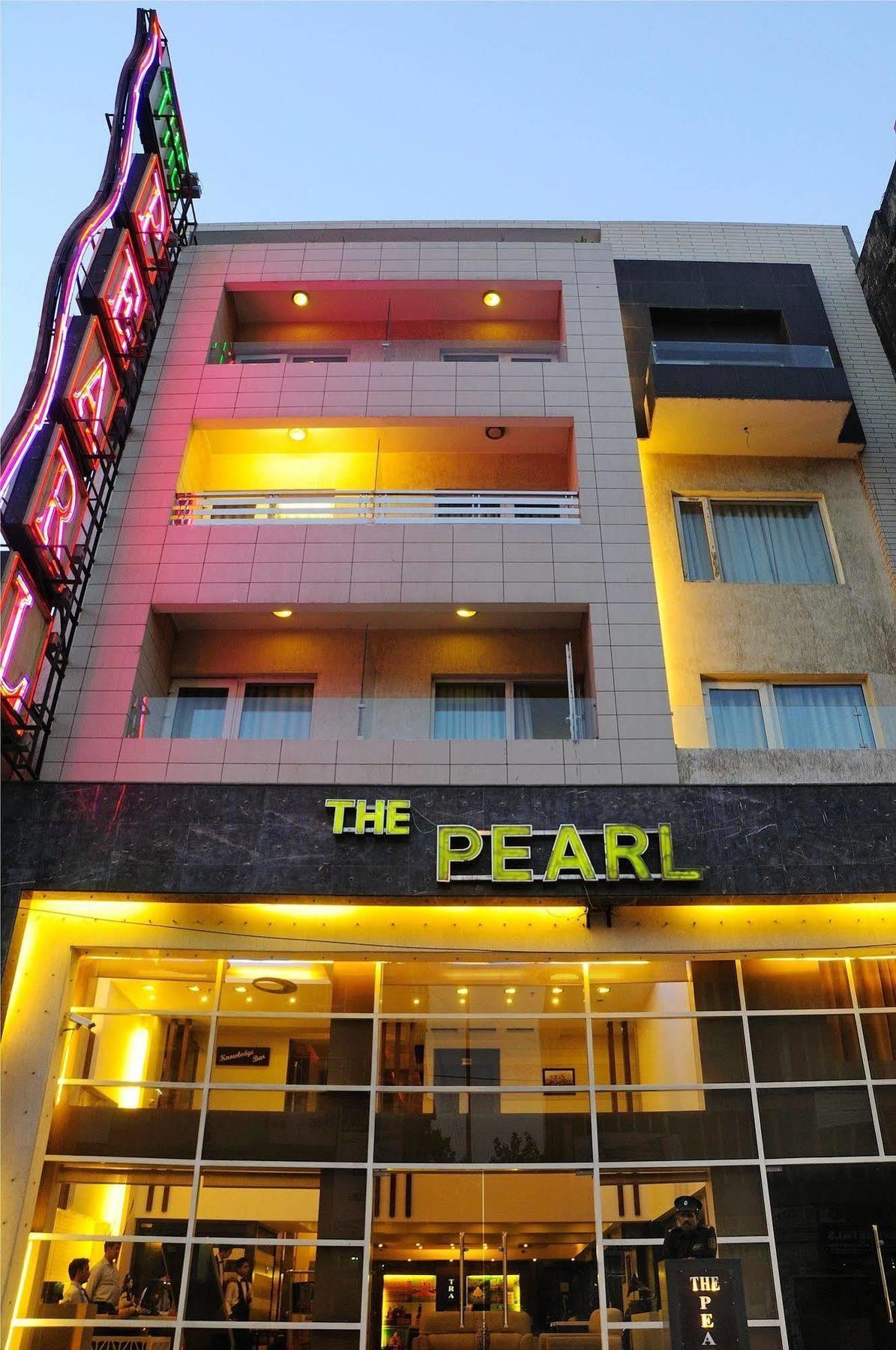The Pearl Hotel New Delhi Buitenkant foto