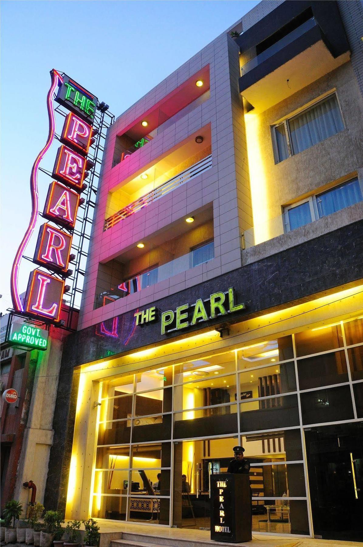 The Pearl Hotel New Delhi Buitenkant foto