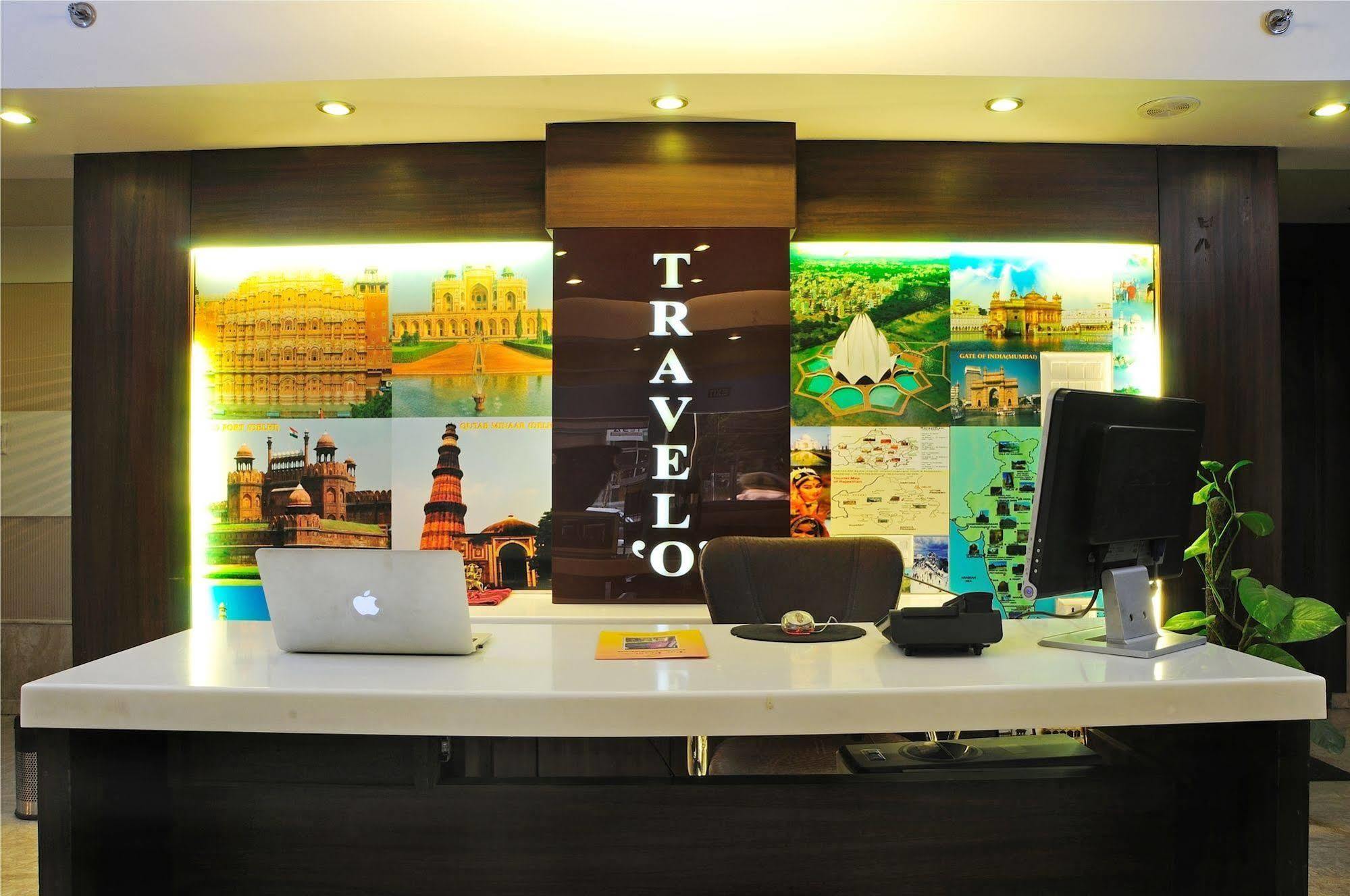 The Pearl Hotel New Delhi Buitenkant foto