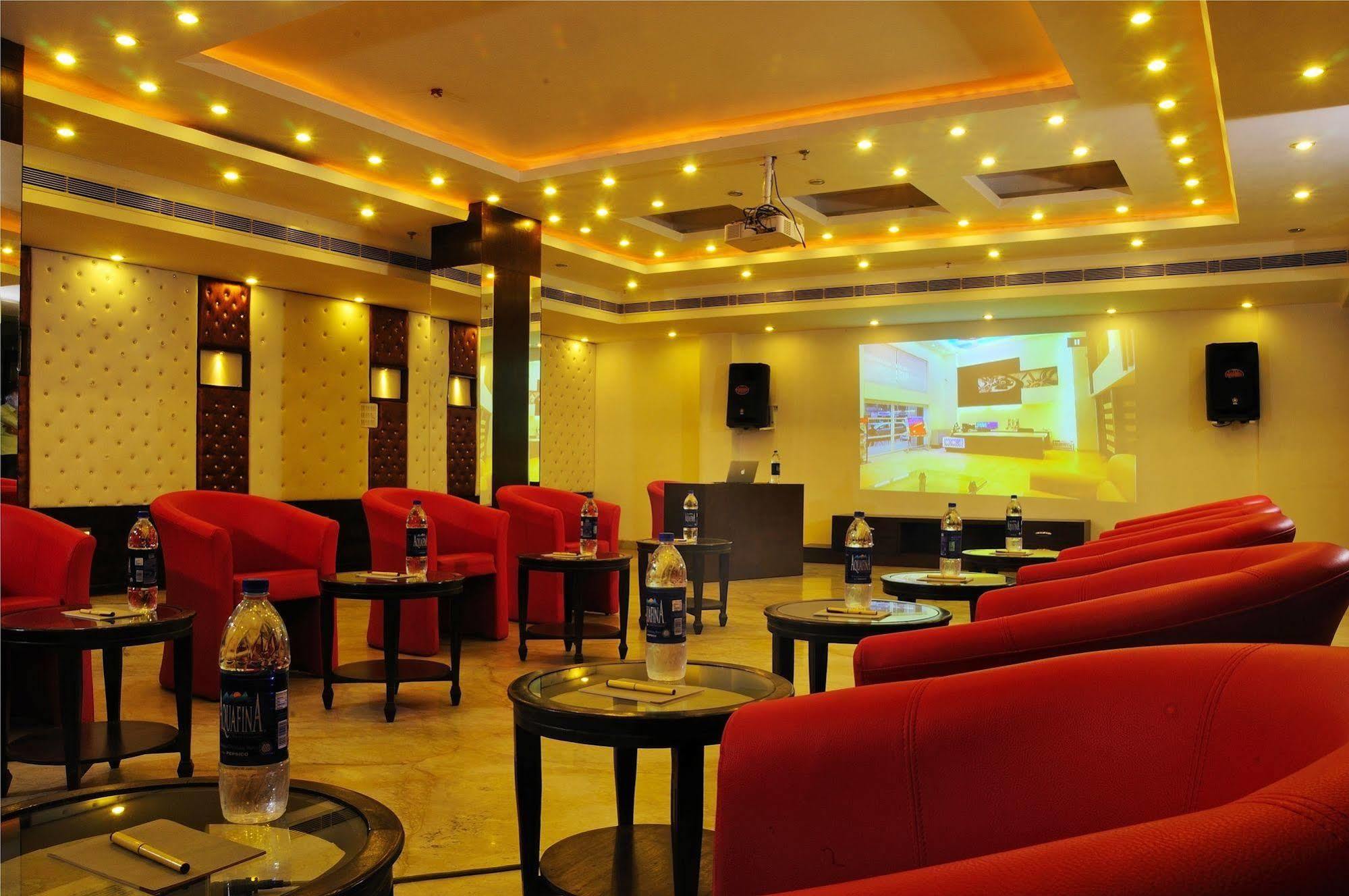 The Pearl Hotel New Delhi Buitenkant foto