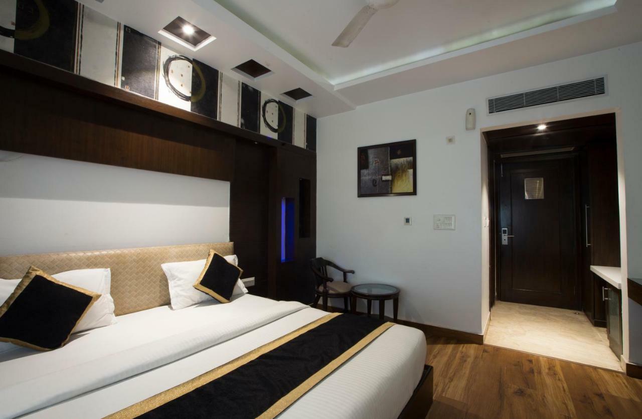 The Pearl Hotel New Delhi Buitenkant foto