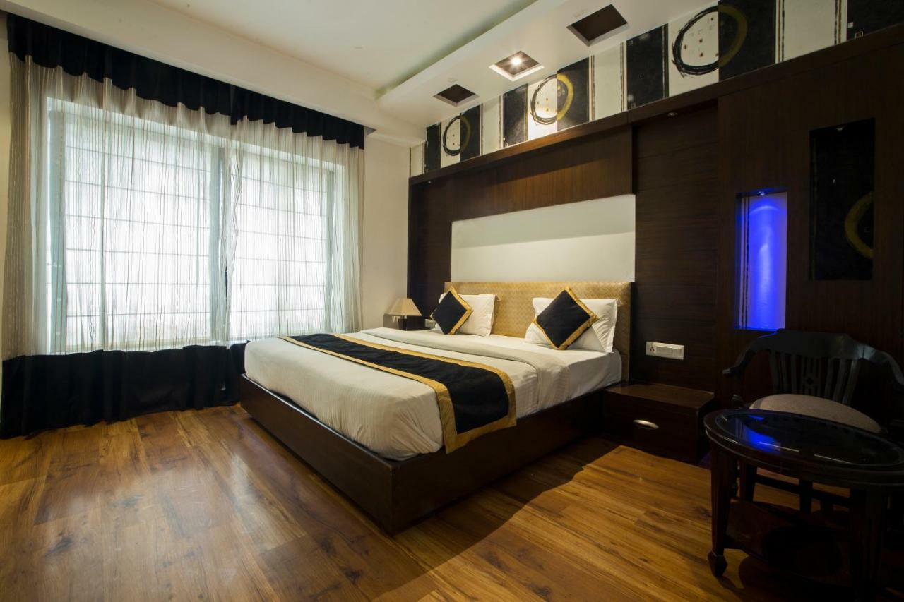 The Pearl Hotel New Delhi Buitenkant foto