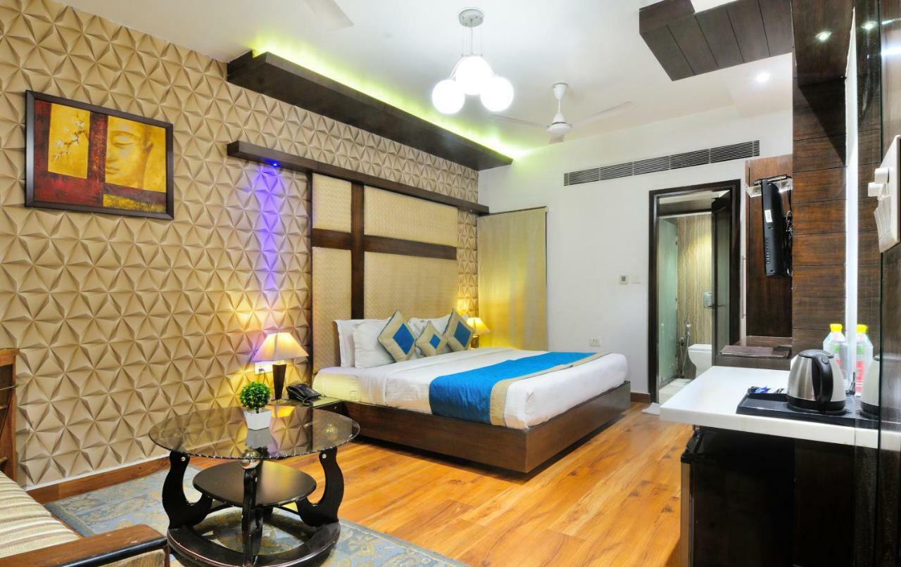The Pearl Hotel New Delhi Buitenkant foto