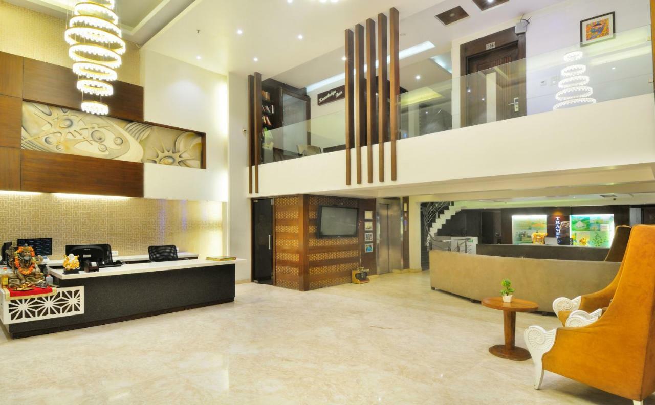 The Pearl Hotel New Delhi Buitenkant foto