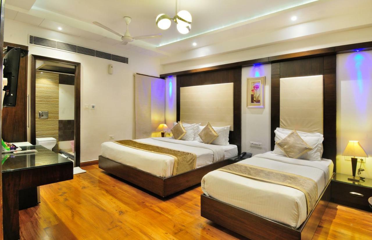 The Pearl Hotel New Delhi Buitenkant foto
