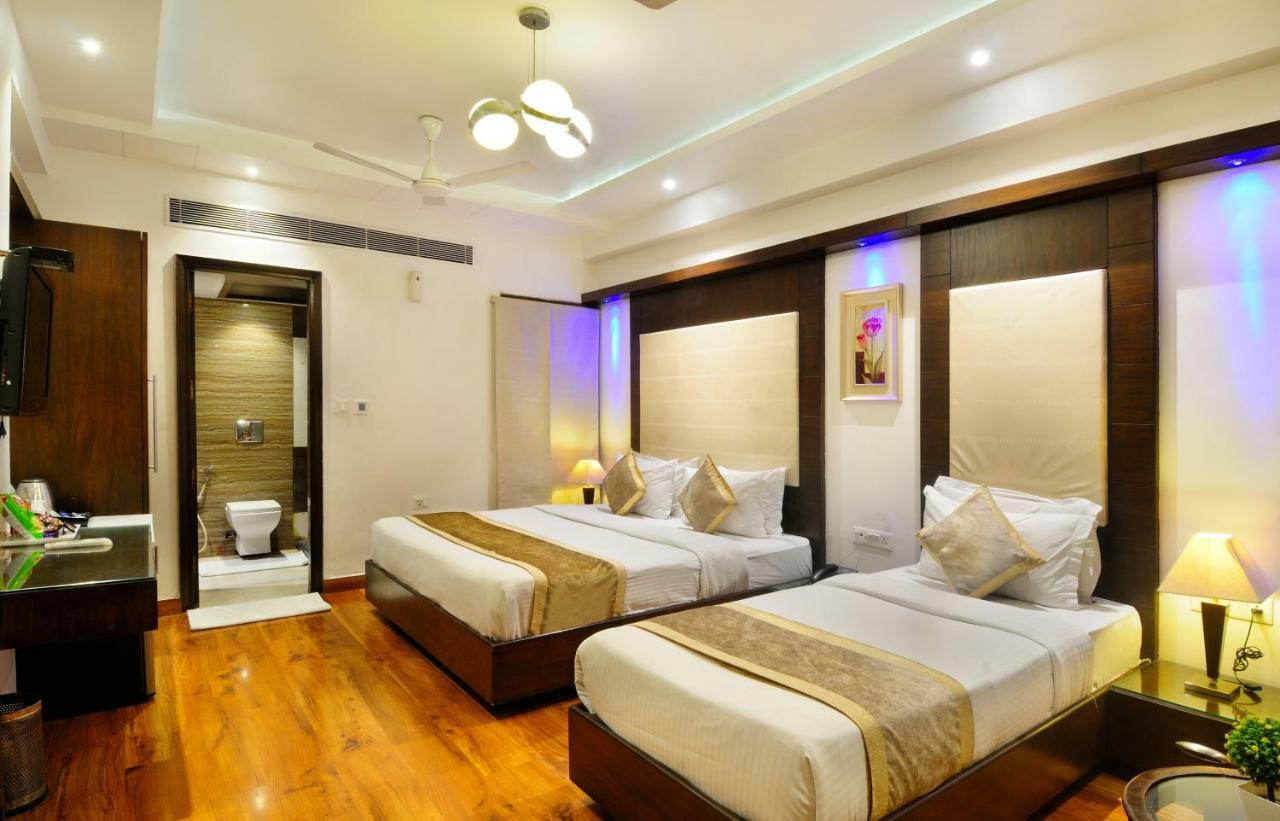 The Pearl Hotel New Delhi Buitenkant foto