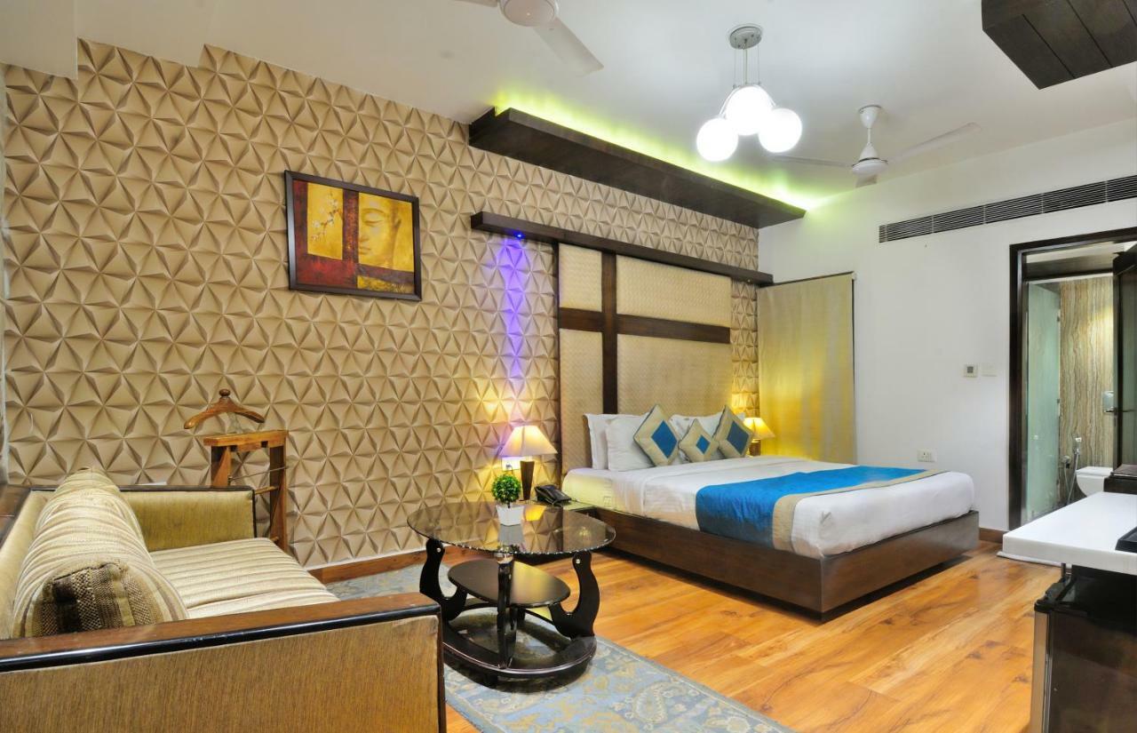 The Pearl Hotel New Delhi Buitenkant foto