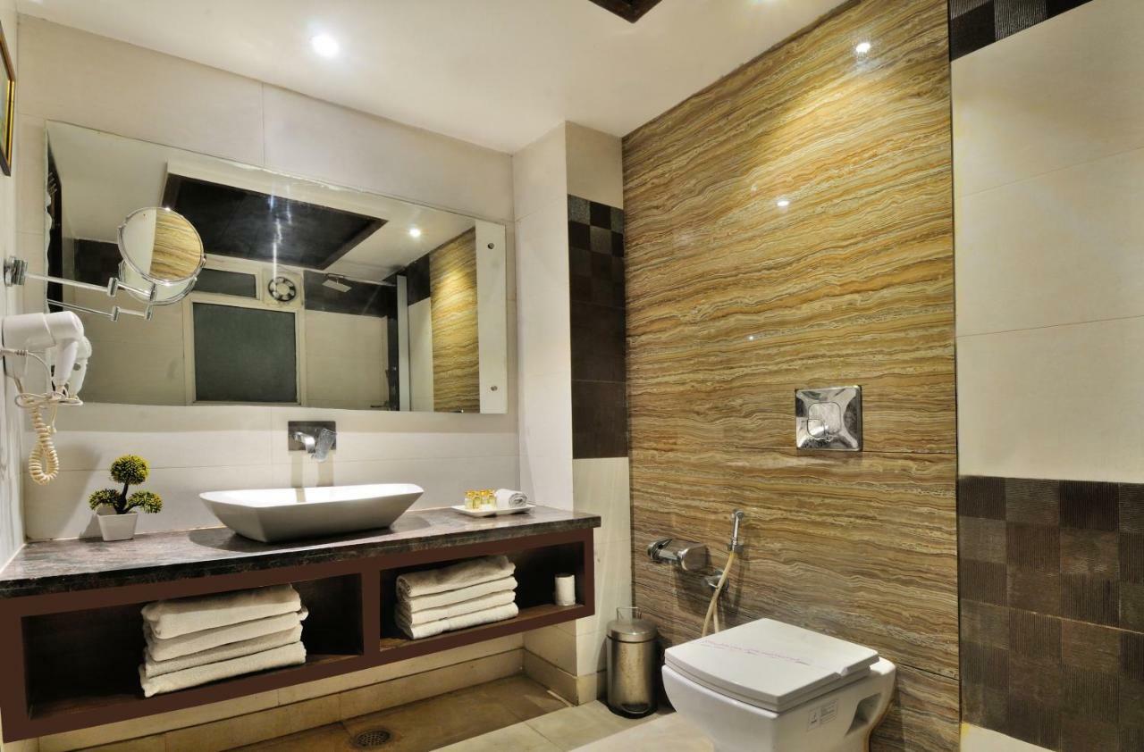 The Pearl Hotel New Delhi Buitenkant foto