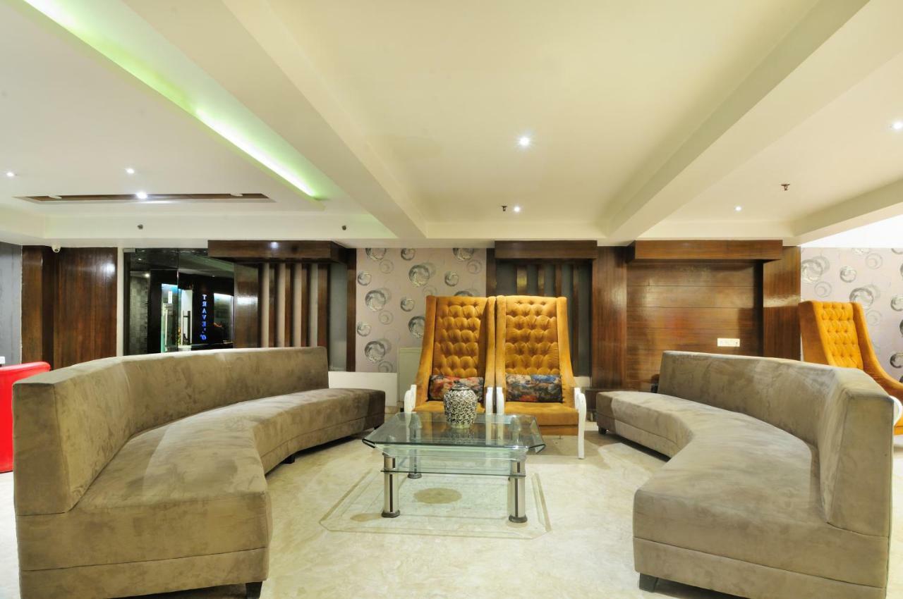 The Pearl Hotel New Delhi Buitenkant foto