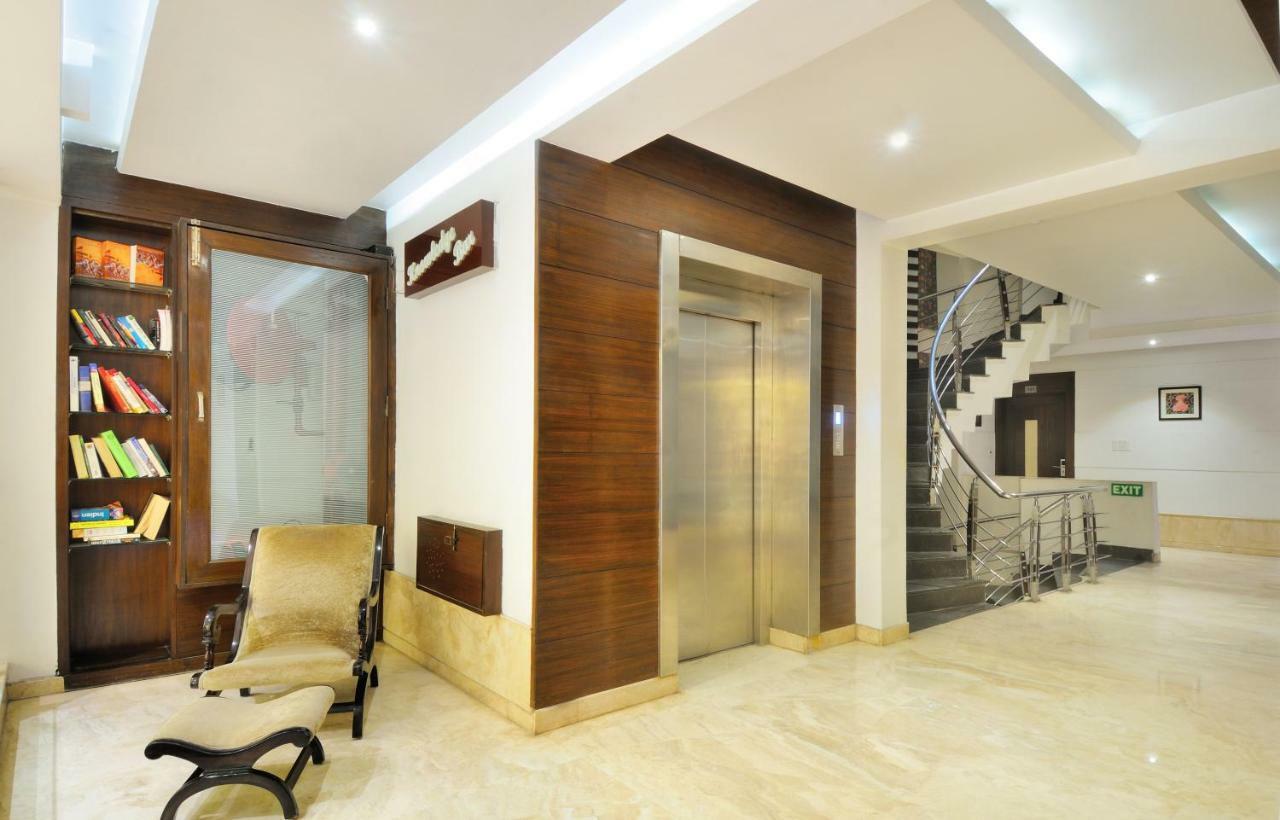 The Pearl Hotel New Delhi Buitenkant foto