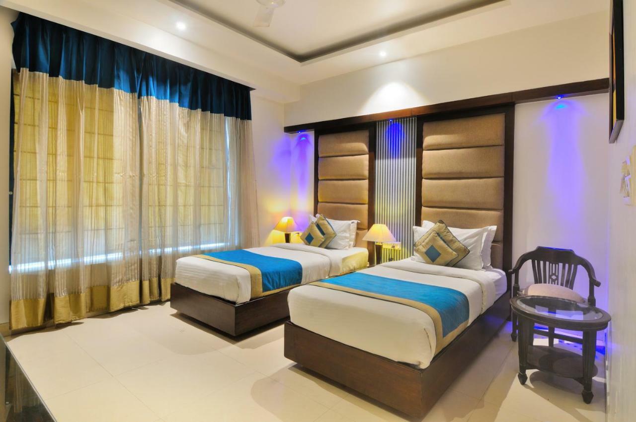 The Pearl Hotel New Delhi Buitenkant foto
