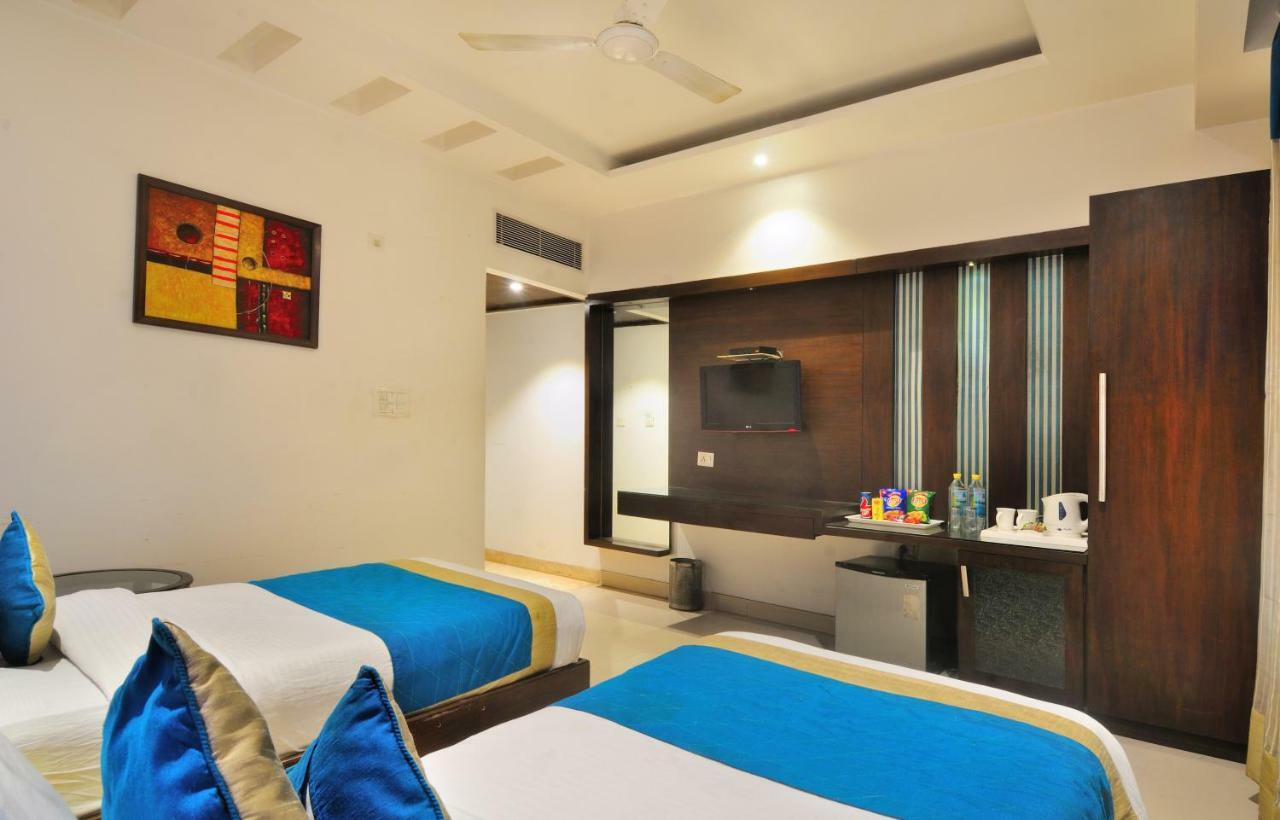 The Pearl Hotel New Delhi Buitenkant foto