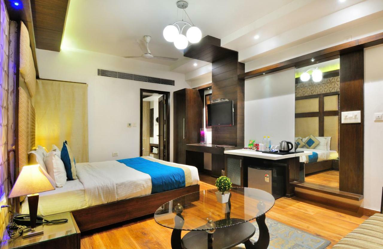 The Pearl Hotel New Delhi Buitenkant foto