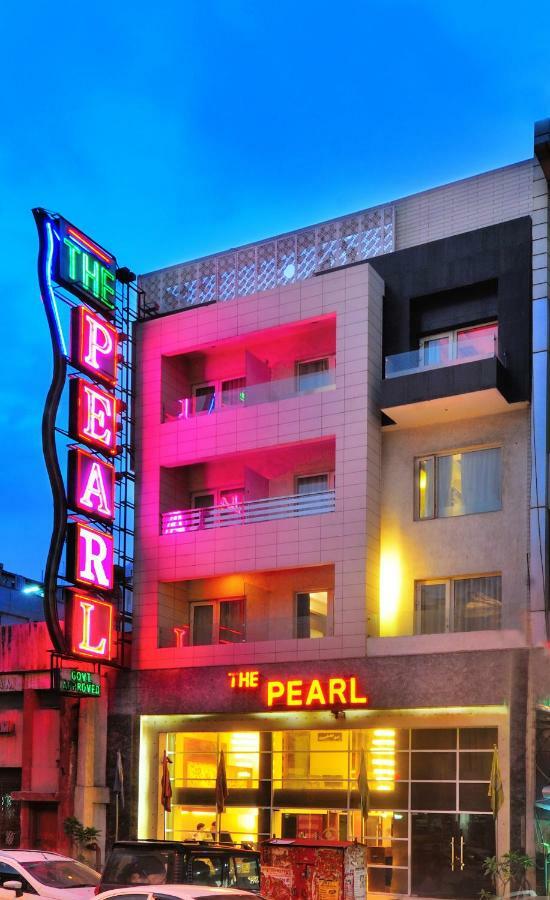 The Pearl Hotel New Delhi Buitenkant foto