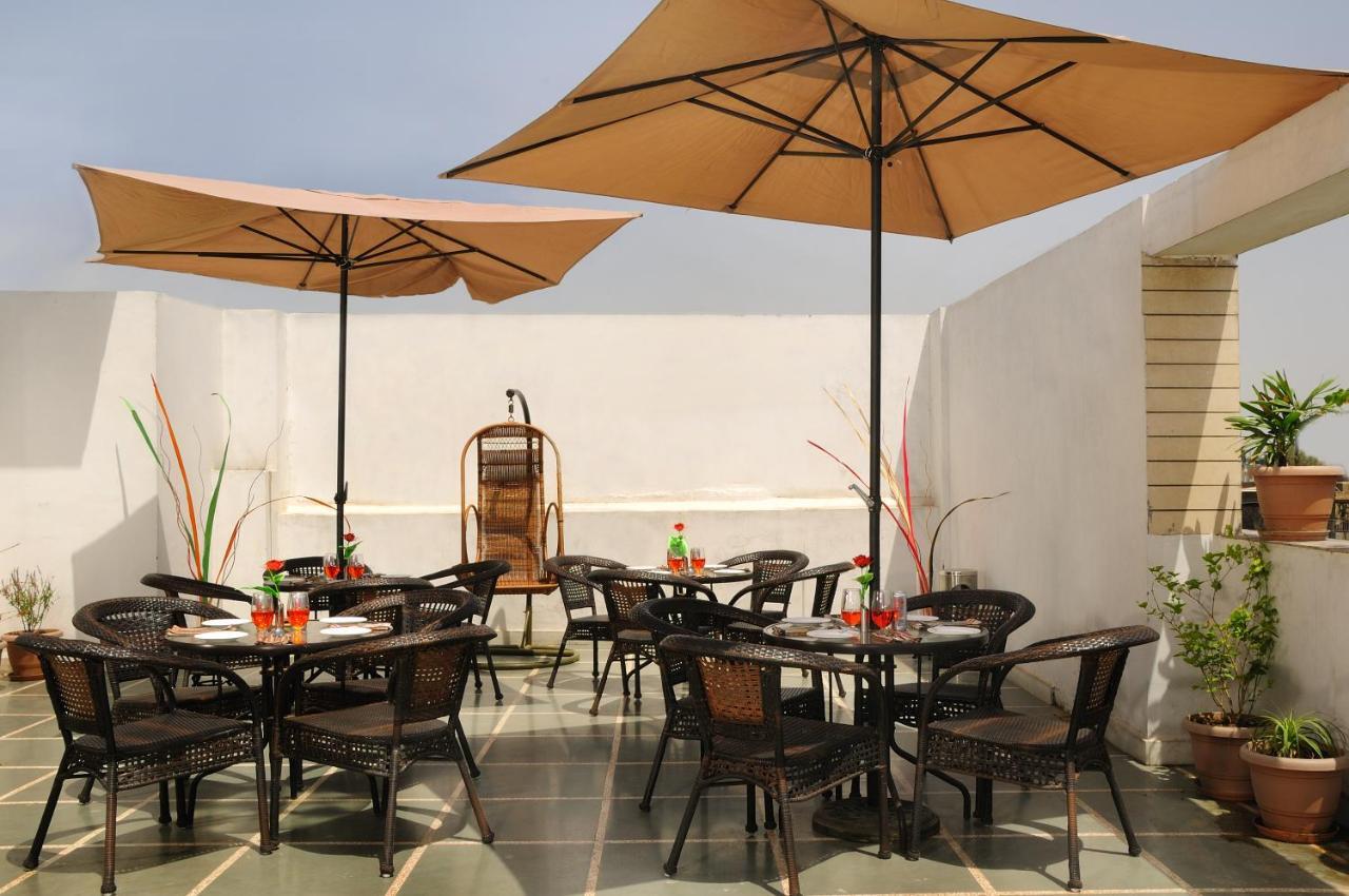 The Pearl Hotel New Delhi Buitenkant foto